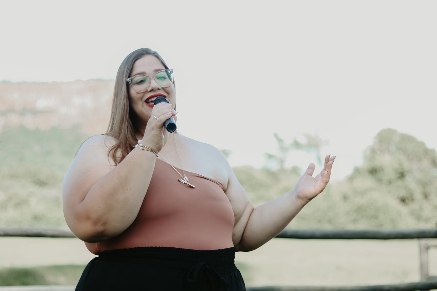 Gleici Helena se apresentando